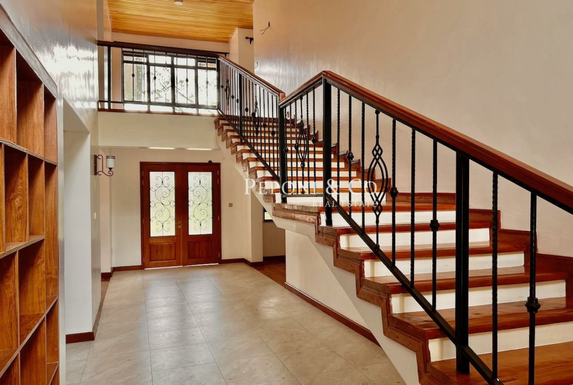 Modern villa off Windy Ridge