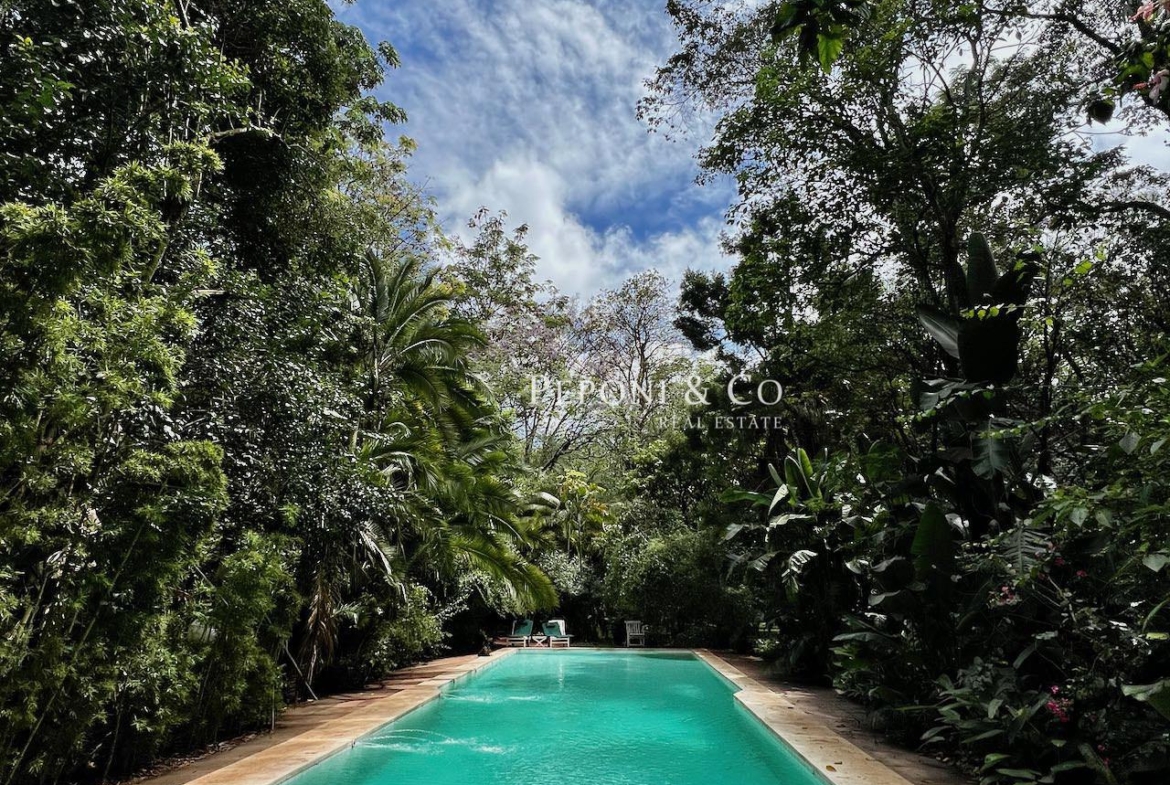 Charming Furnished Cottage with Pool