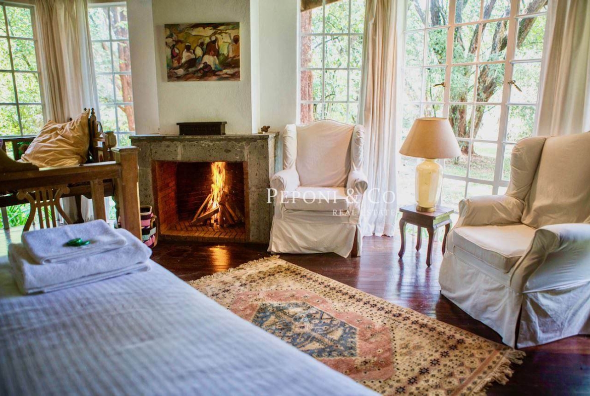 Charming Furnished Cottage with Pool