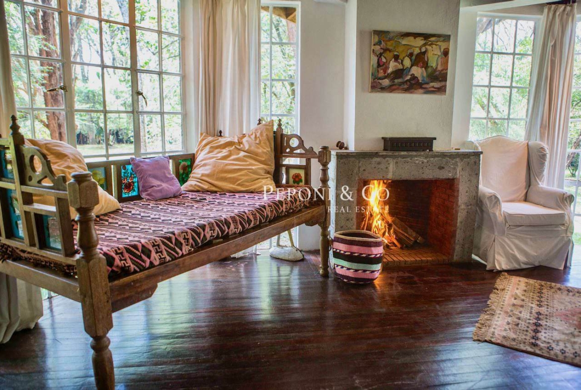 Charming Furnished Cottage with Pool