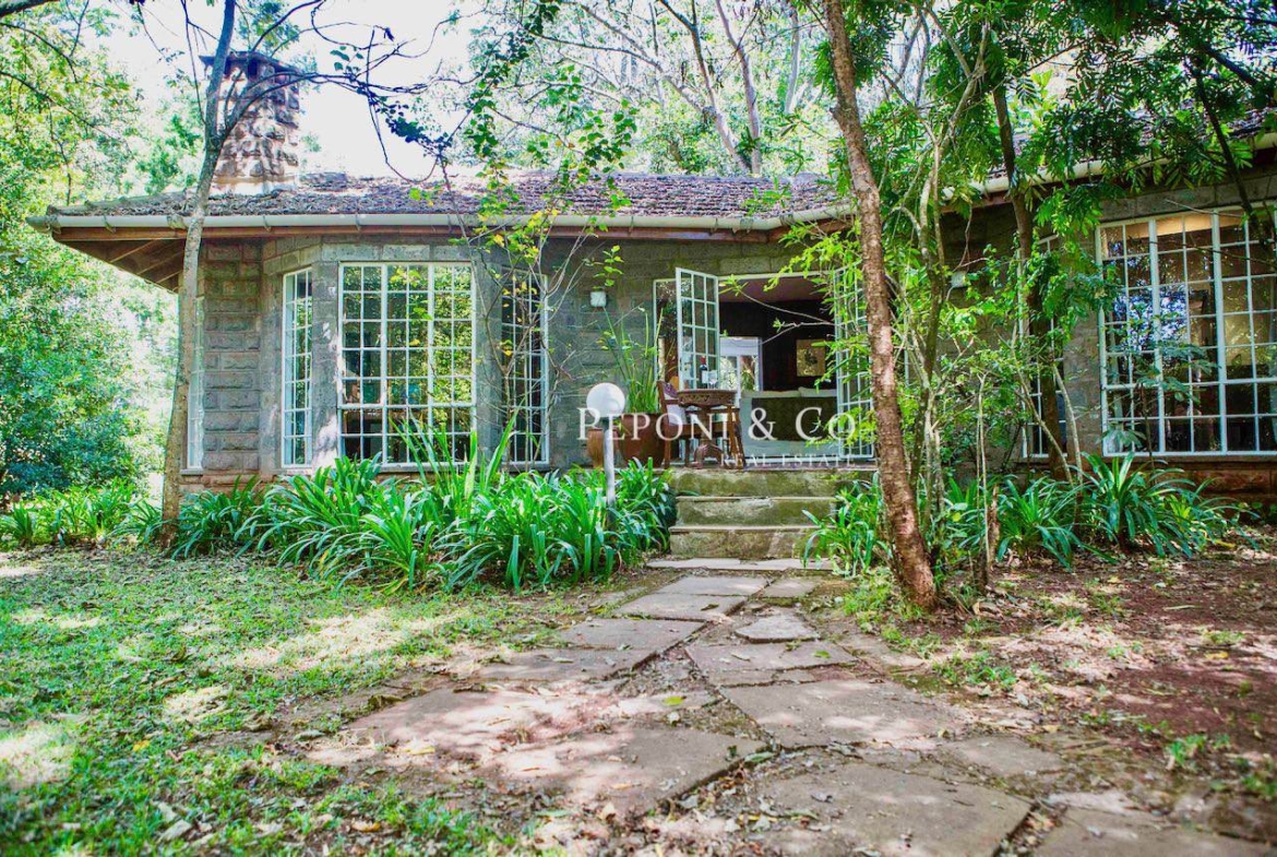 Charming Furnished Cottage with Pool