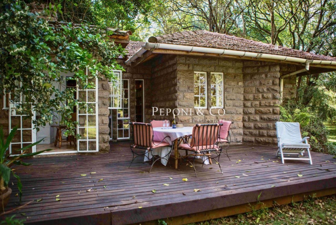 Charming Furnished Cottage with Pool