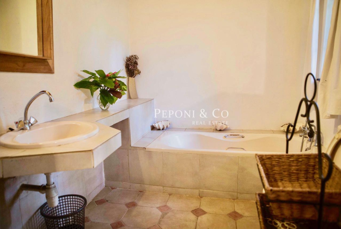 Charming Furnished Cottage with Pool